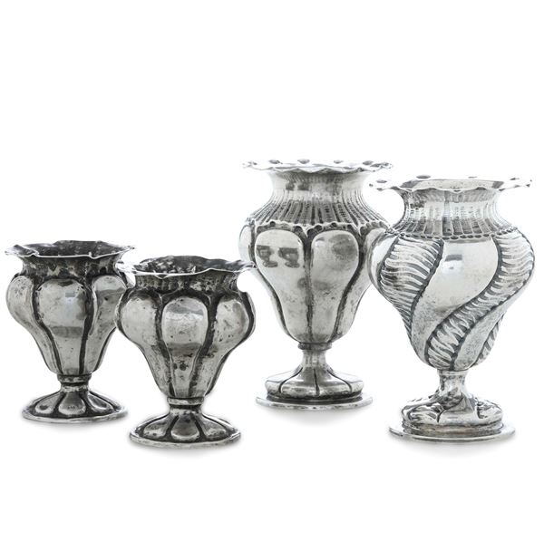 Lotto composto da una coppia di vasetti più altri due diversi tra loro. Argenteria italiana della prima metà del XX secolo