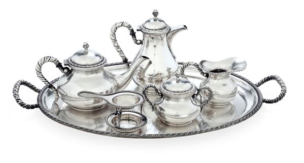 Servizio da tè e caffè e vassoio. Argenteria italiana del XX secolo. Set tè e caffè marchio in uso dal 1935 al 1945, Milano, argentiere Vittorio Muggia.  Vassoio, argentiere Cesa, Alessandria.