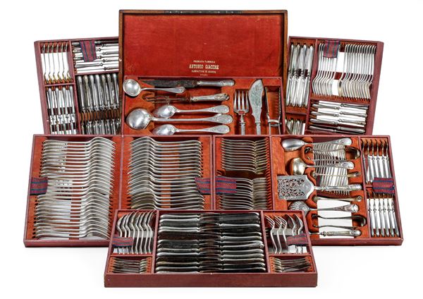Importante servizio di posate entro custodia in legno. Milano seconda metà del XIX secolo, argentiere Anatolio Henin (1866-1887)