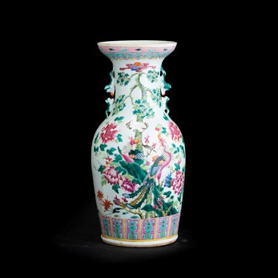 Vaso in Porcellana Famiglia Rosa Biansato a Guisa di Cani di Pho, Decori Vegetali Raffiguranti Fe...
