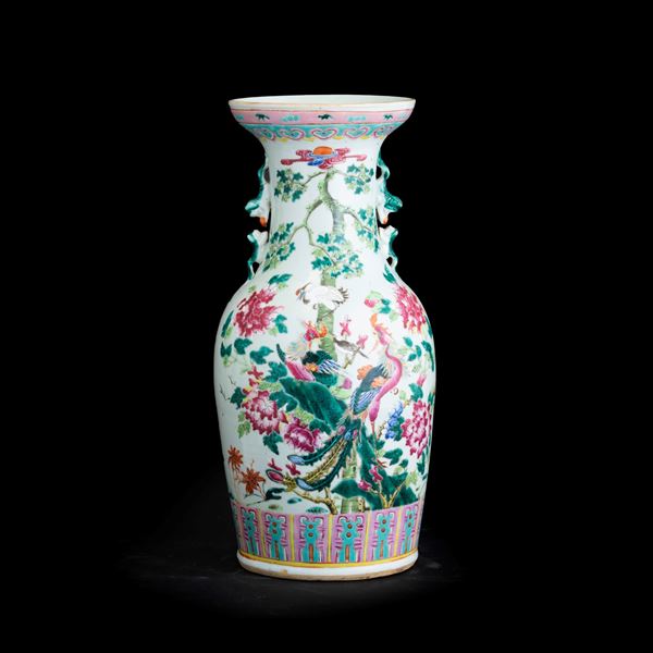 Vaso in porcellana Famiglia Rosa biansato a guisa di Cani di Pho, decori vegetali raffiguranti fenici, aironi e uccelli, Cina, Dinastia Qing, fine XIX secolo