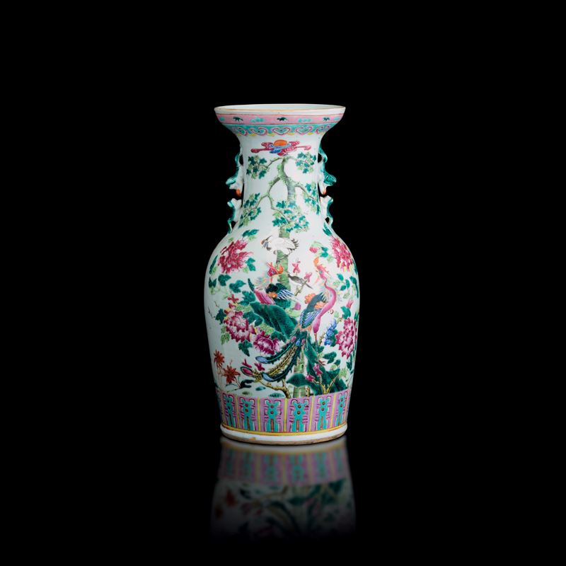 Vaso in porcellana Famiglia Rosa biansato a guisa di Cani di Pho, decori vegetali raffiguranti fenici, aironi e uccelli, Cina, Dinastia Qing, fine XIX secolo  - Asta Fine Asian Works of Art - Cambi Casa d'Aste