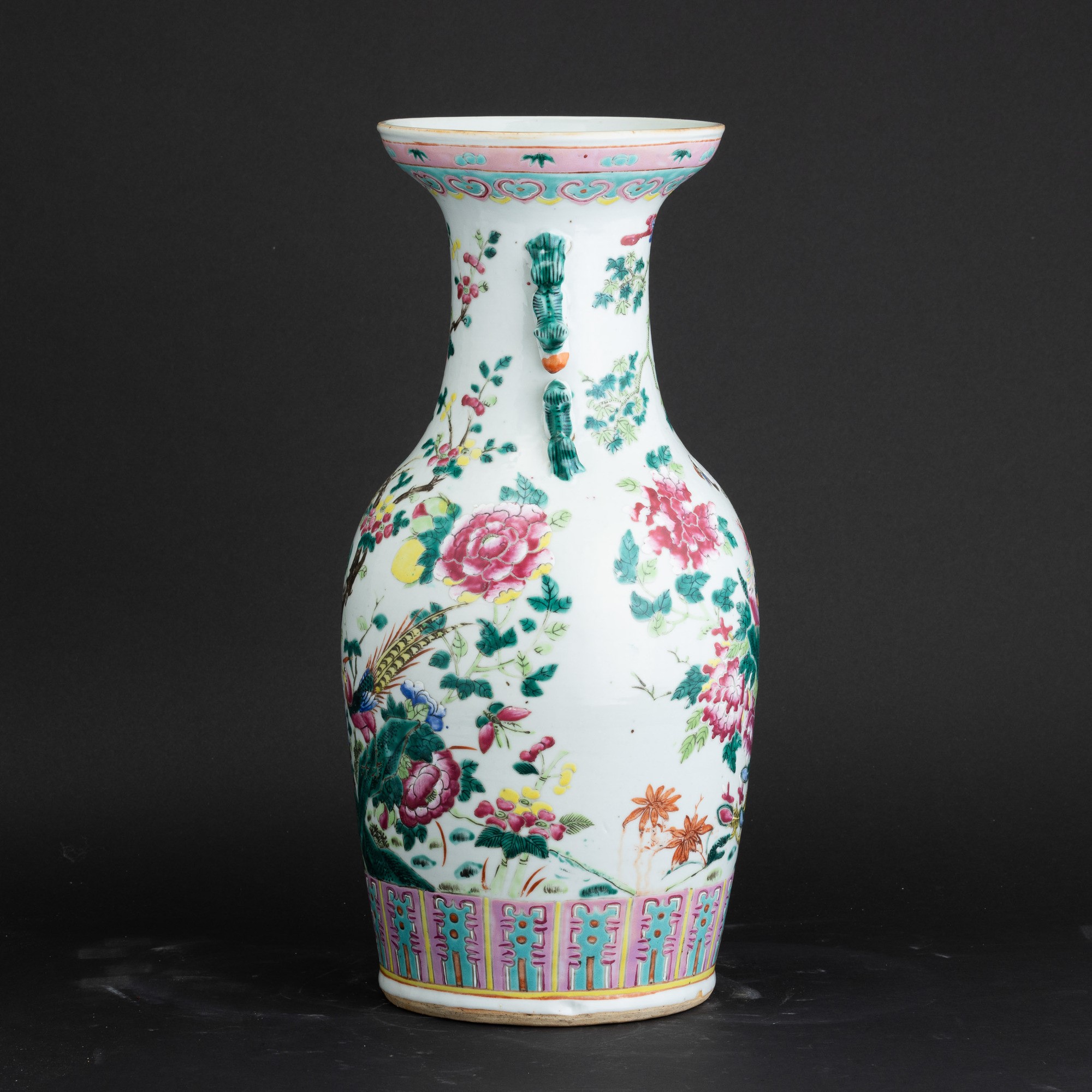 Cina, Dinastia Qing (fine XIX secolo), Vaso in porcellana “Famiglia Rosa” con anse a guisa di can...