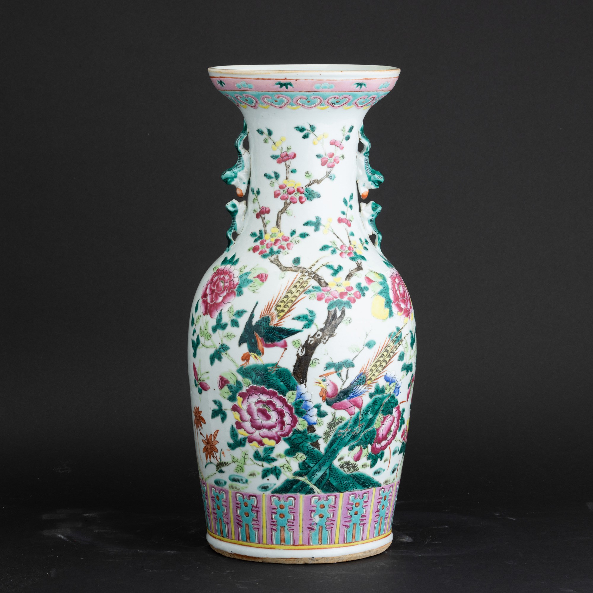 Cina, Dinastia Qing (fine XIX secolo), Vaso in porcellana “Famiglia Rosa” con anse a guisa di can...