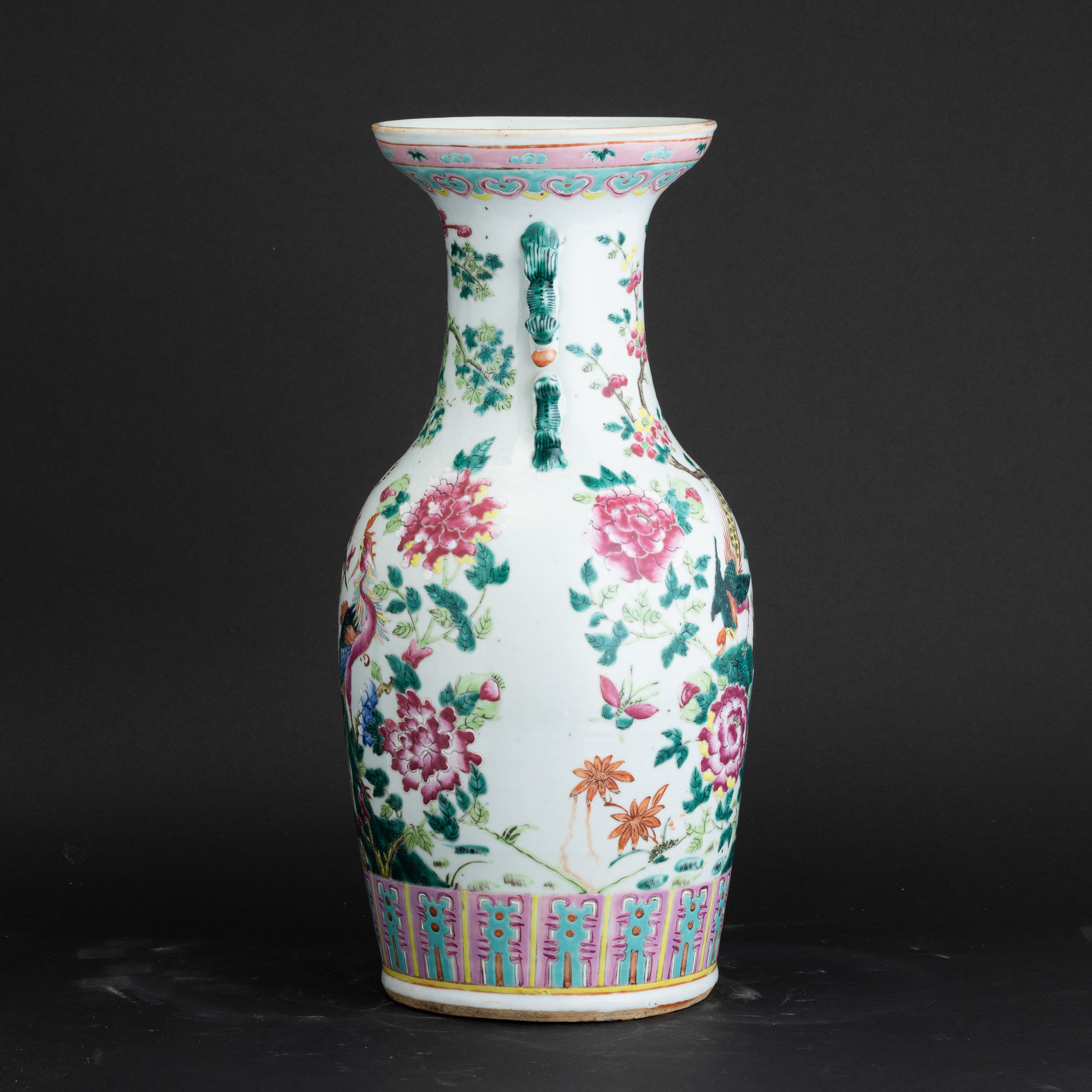 Cina, Dinastia Qing (fine XIX secolo), Vaso in porcellana “Famiglia Rosa” con anse a guisa di can...