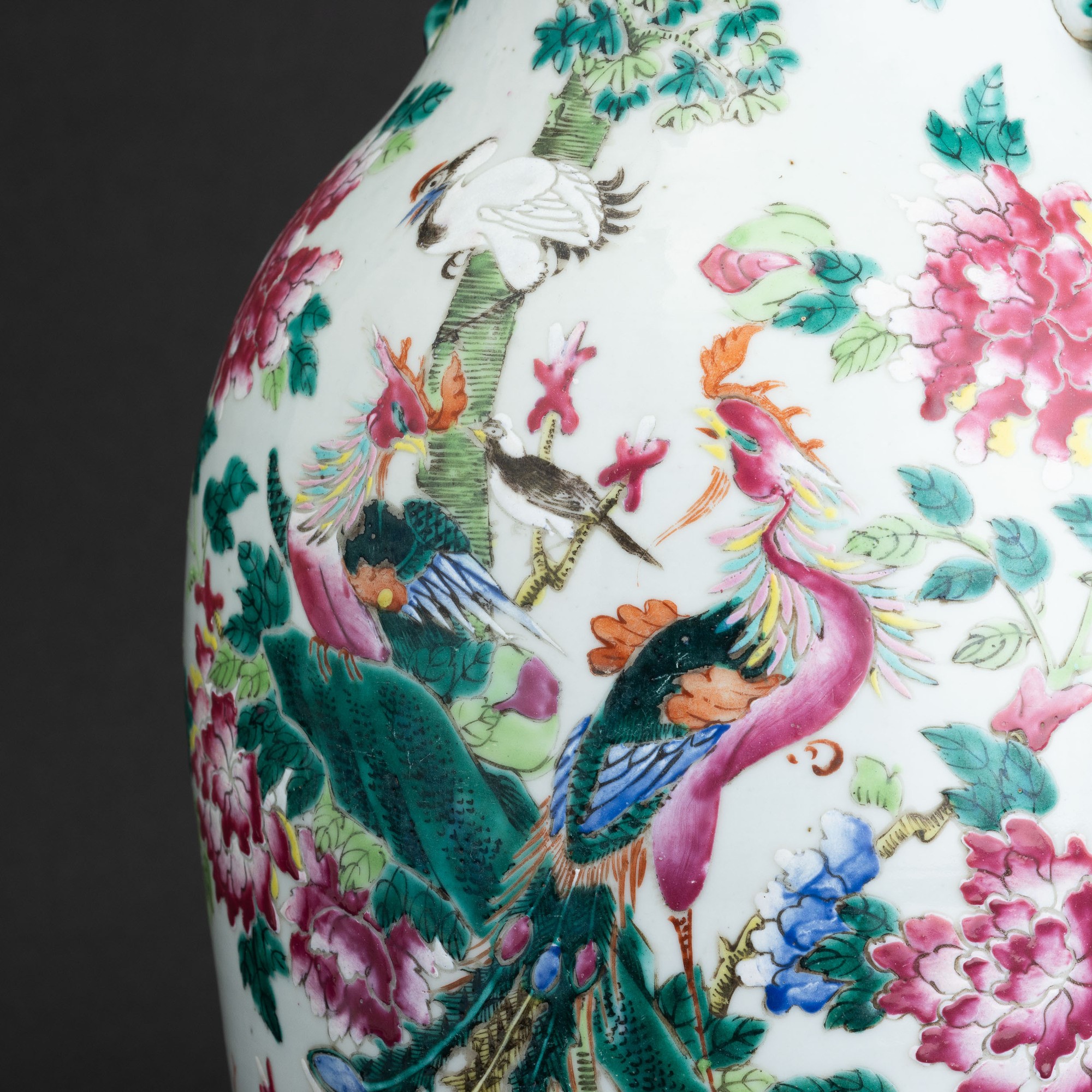 Cina, Dinastia Qing (fine XIX secolo), Vaso in porcellana “Famiglia Rosa” con anse a guisa di can...