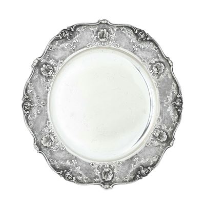 Argenteria italiana, Piatto in argento fuso e sagomato