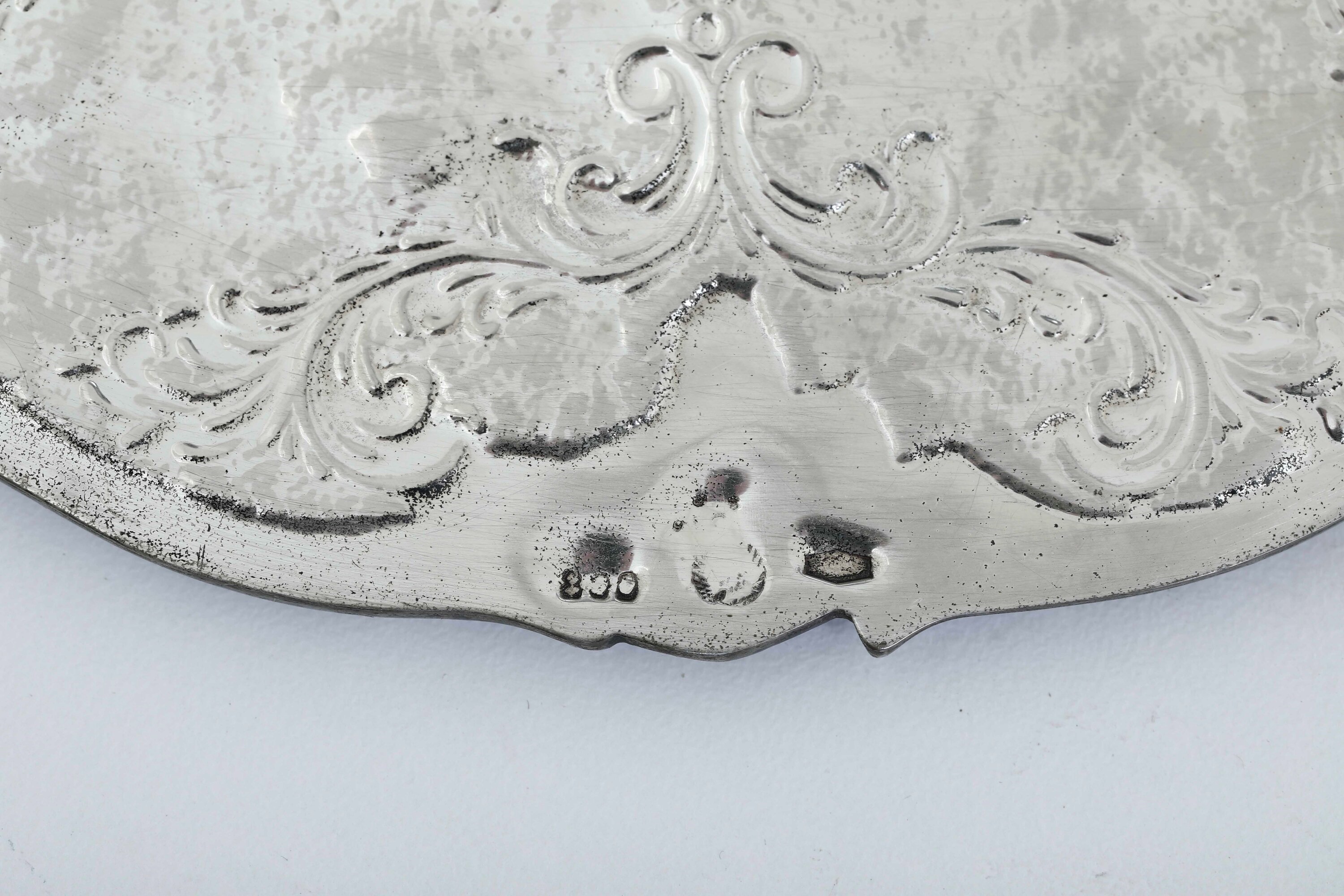 Argenteria italiana, Piatto in argento fuso e sagomato