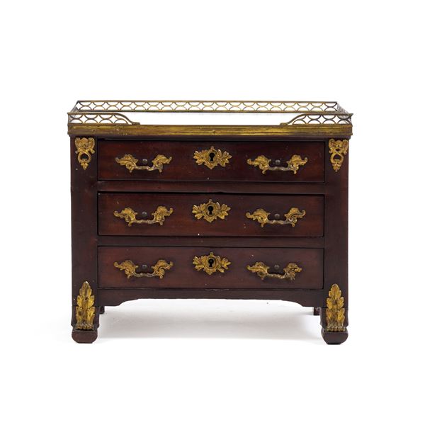 Modellino di comò a tre cassetti. XIX secolo