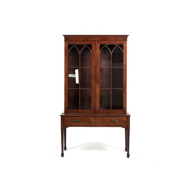 Mobile vetrina a due ante ed un cassetto. Inghilterra XIX secolo