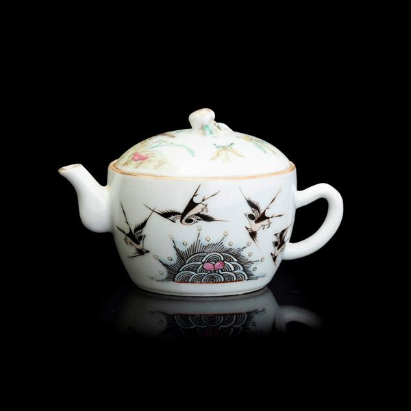 Teiera in porcellana Famiglia Rosa raffigurante scena paesaggistica e aironi, Cina, inizio XX secolo