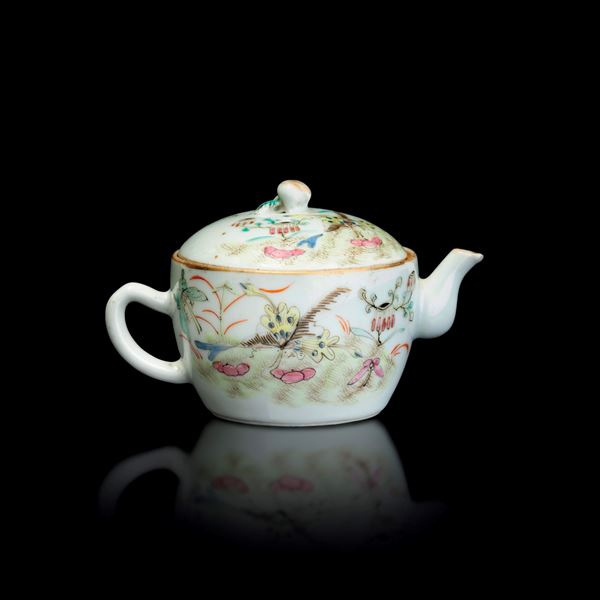 Teiera in porcellana Famiglia Rosa raffigurante scena paesaggistica e aironi, Cina, inizio XX secolo