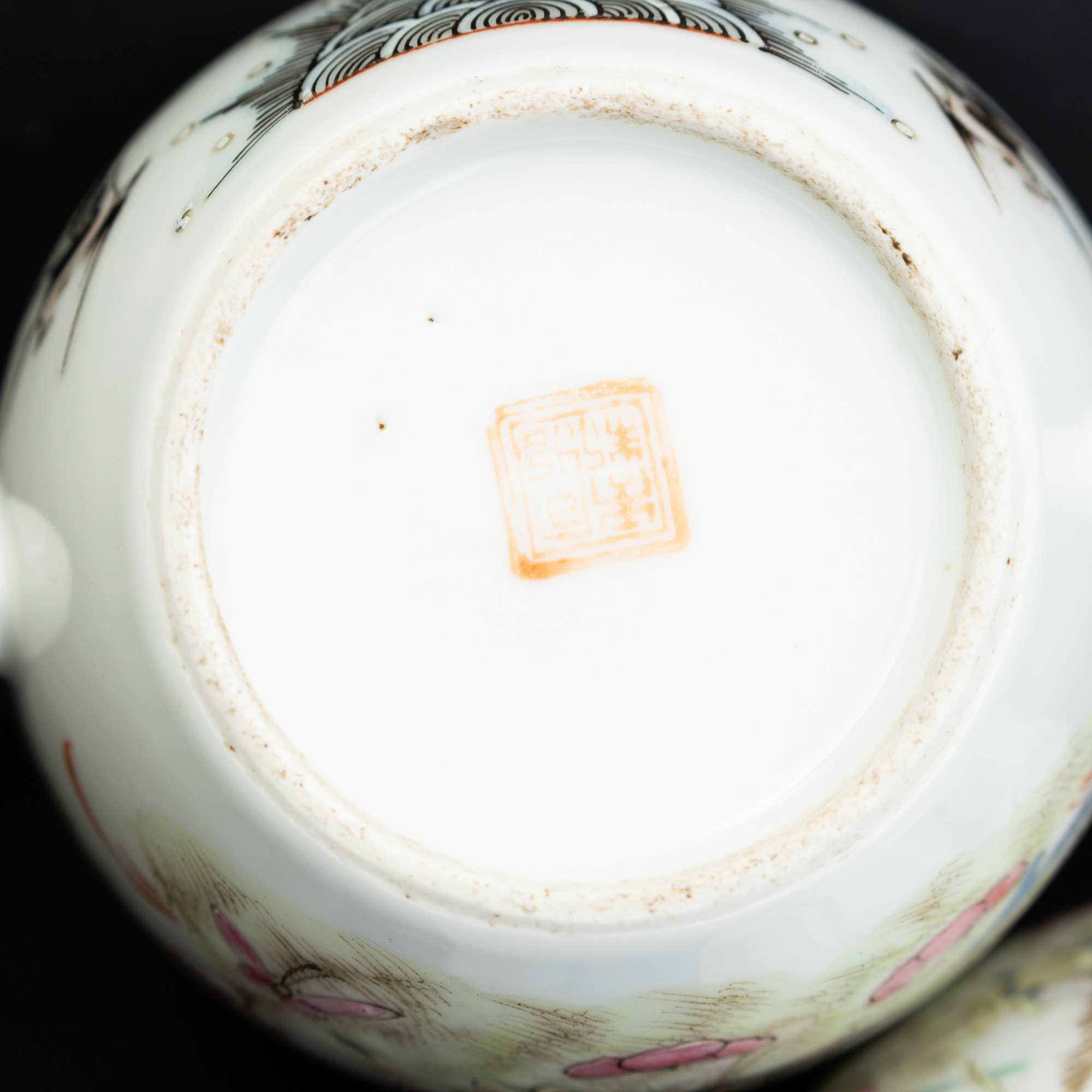 Tongzhi (marchio apocrifo), Teiera in porcellana della Famiglia Rosa con scena paesaggistica e ai...