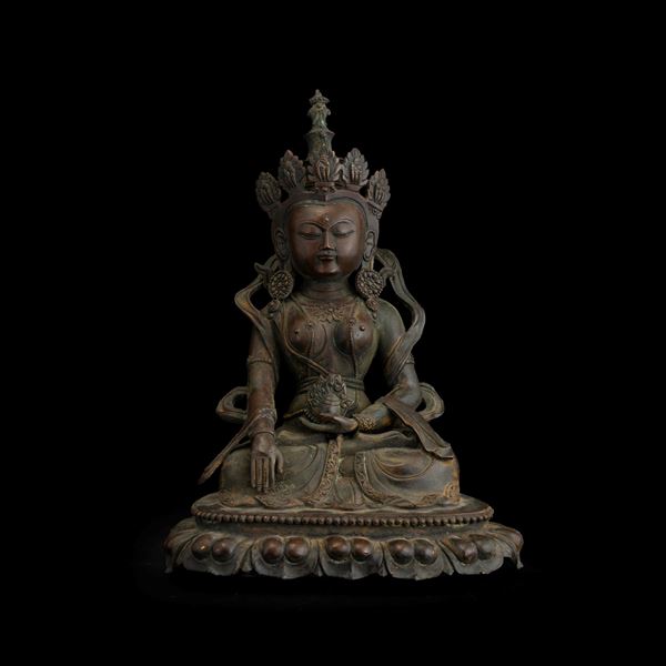Figura di Guanyin incoranata in bronzo seduta su fior di loto, Cina, Dinastia Ming (1368-1644)