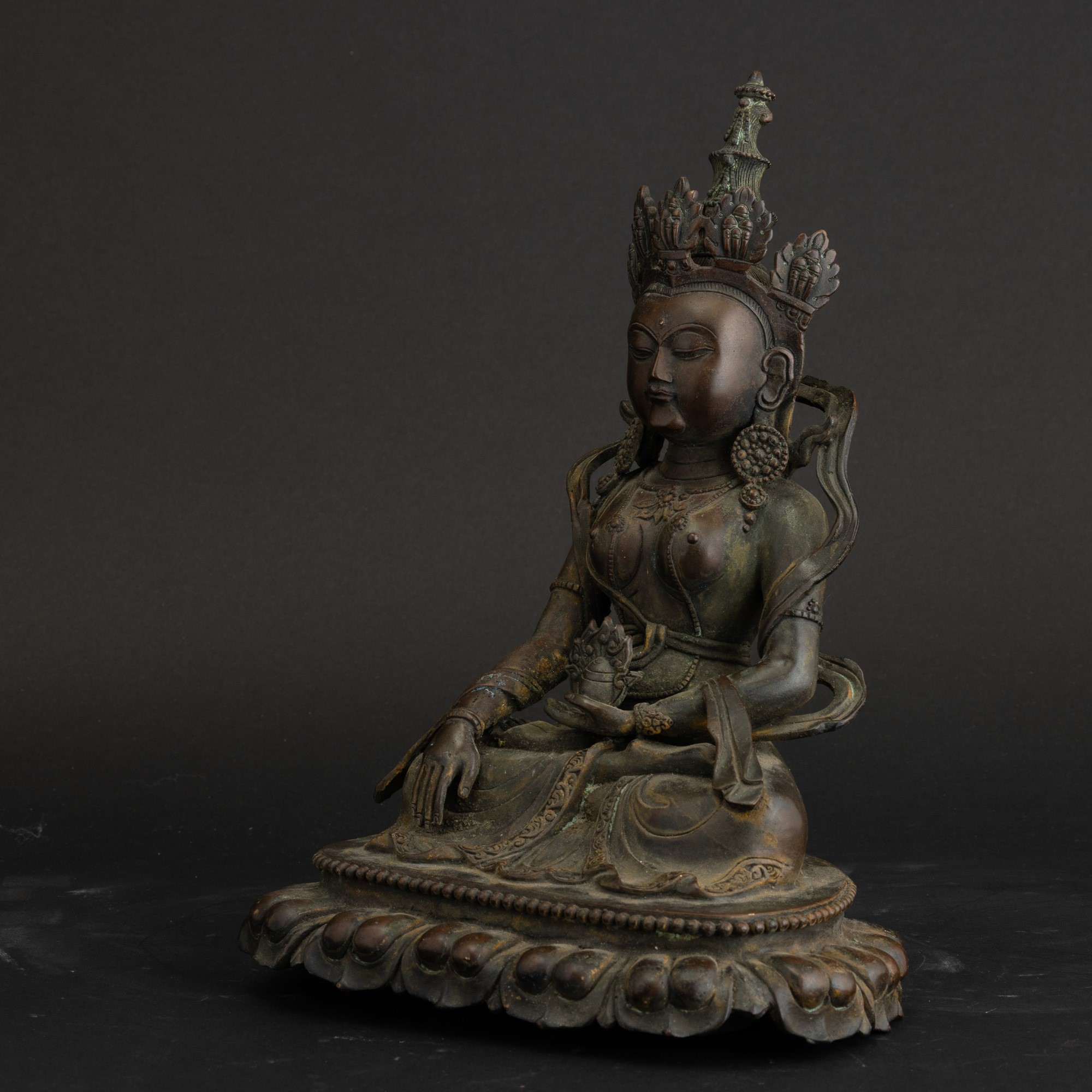 Figura di Guanyin incoronata, bronzo, seduta su fior di loto, Cina, Dinastia Ming (1368-1644)