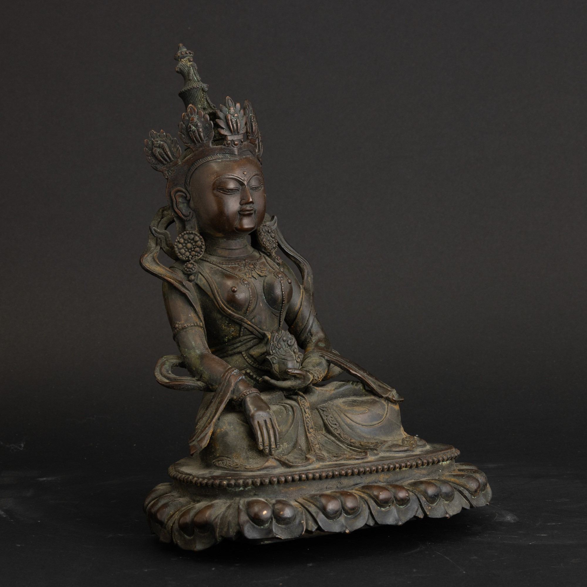 Figura di Guanyin incoronata, bronzo, seduta su fior di loto, Cina, Dinastia Ming (1368-1644)