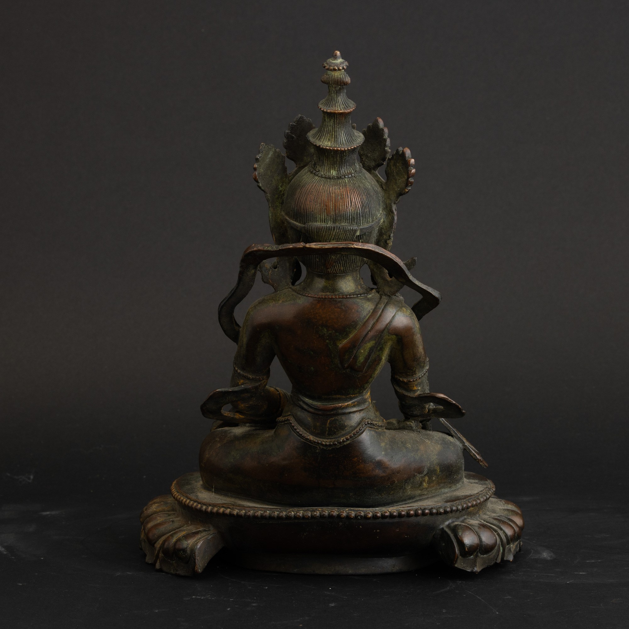 Figura di Guanyin incoronata, bronzo, seduta su fior di loto, Cina, Dinastia Ming (1368-1644)