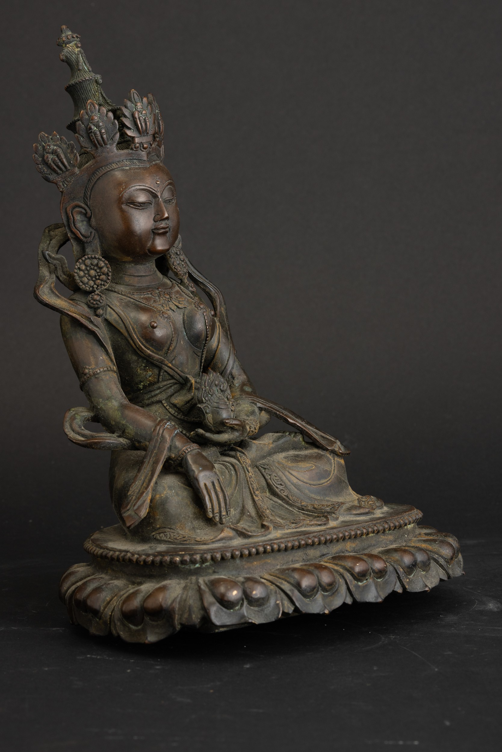 Figura di Guanyin incoronata, bronzo, seduta su fior di loto, Cina, Dinastia Ming (1368-1644)