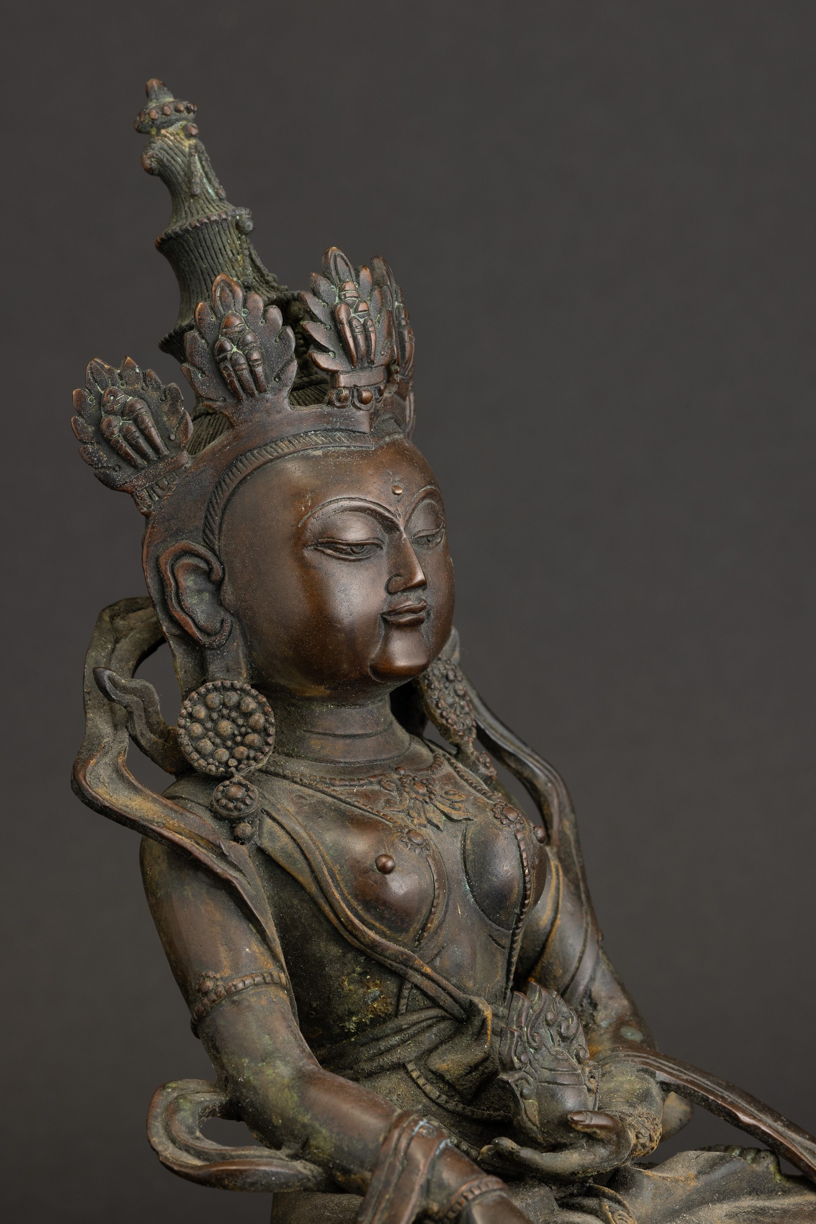 Figura di Guanyin incoronata, bronzo, seduta su fior di loto, Cina, Dinastia Ming (1368-1644)