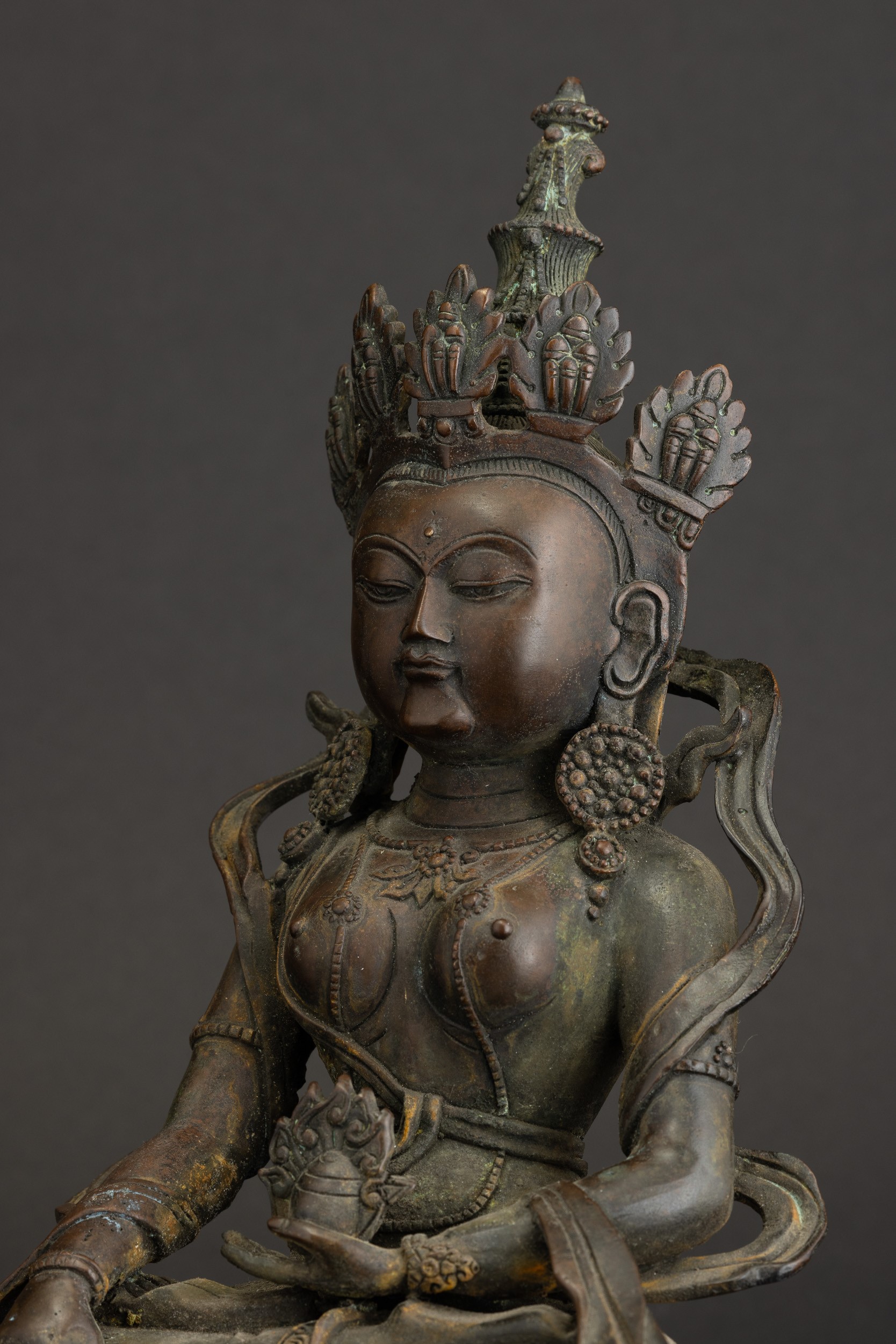 Figura di Guanyin incoronata, bronzo, seduta su fior di loto, Cina, Dinastia Ming (1368-1644)