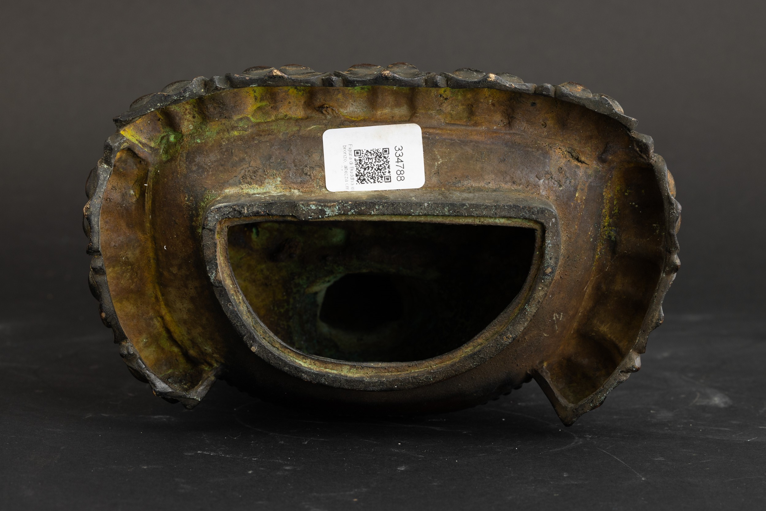 Figura di Guanyin incoronata, bronzo, seduta su fior di loto, Cina, Dinastia Ming (1368-1644)