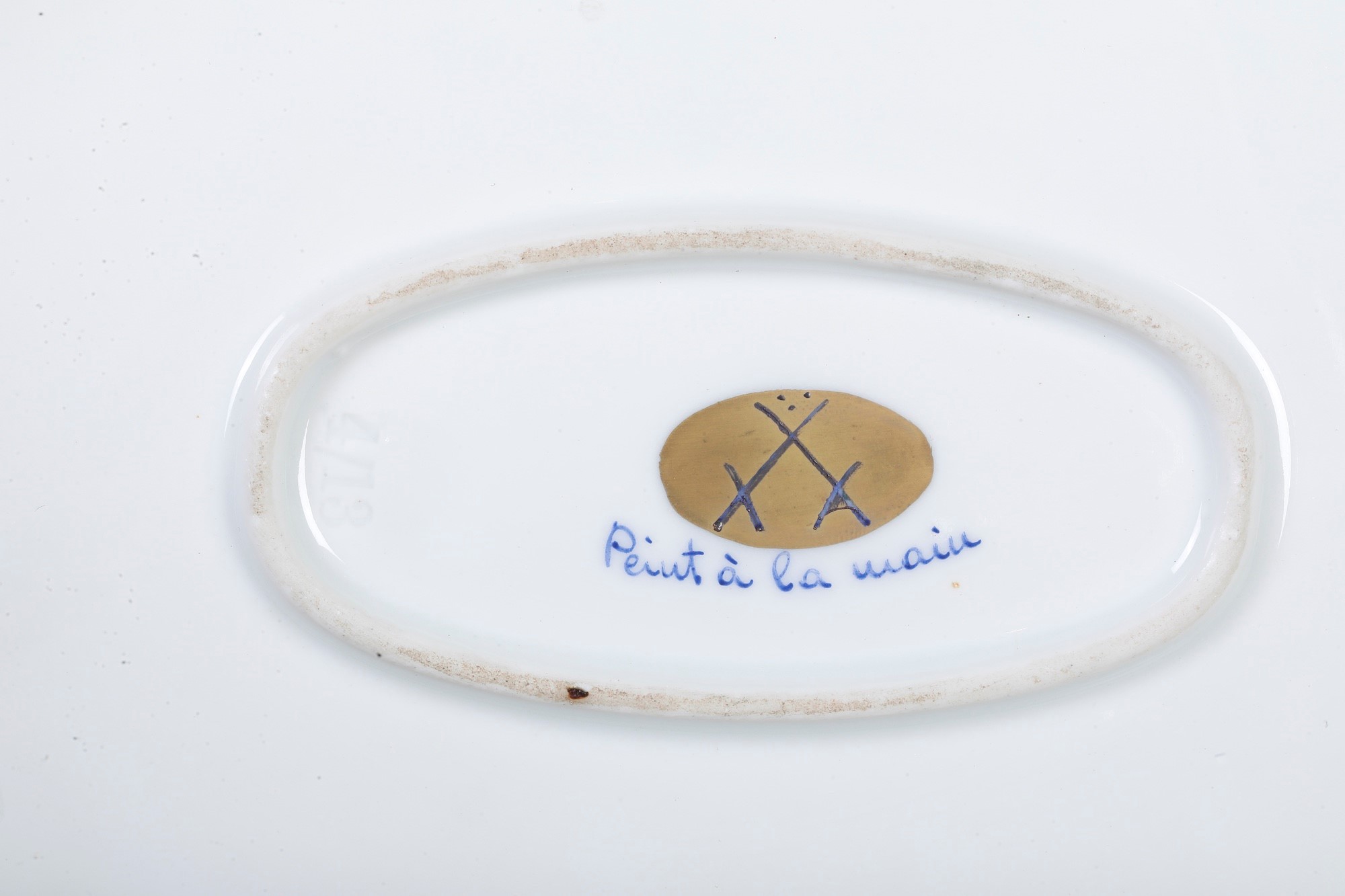 Pittore indipendente, Vassoio in porcellana e bronzo dorato (XX secolo) con decorazione “peint à ...