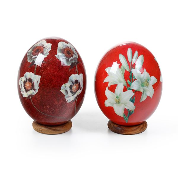 Due uova di struzzo decorate, XX secolo.