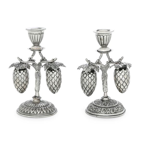 Manifattura artistica del XX secolo (apparentemente privi di punzonatura) Due candelieri