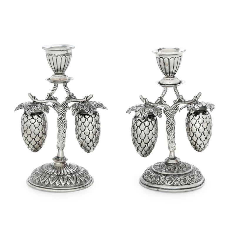 Manifattura artistica del XX secolo (apparentemente privi di punzonatura) Due candelieri  - Asta Argenti da Collezione | XX secolo - II - Cambi Casa d'Aste
