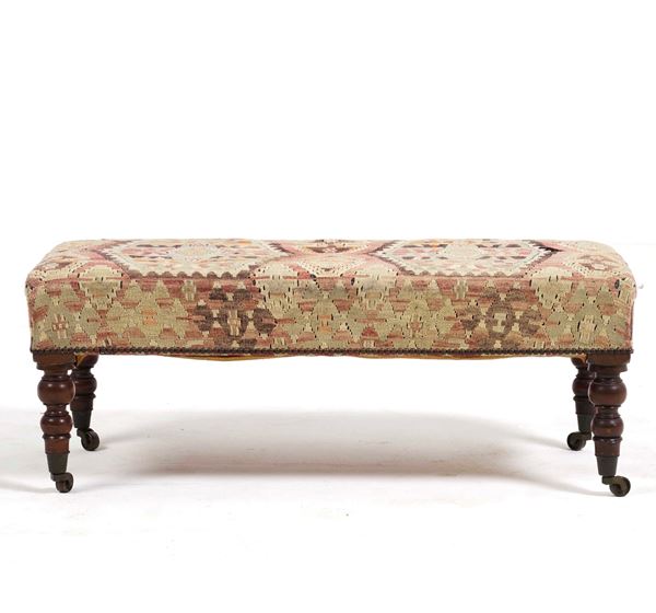 Pouf in legno intagliato