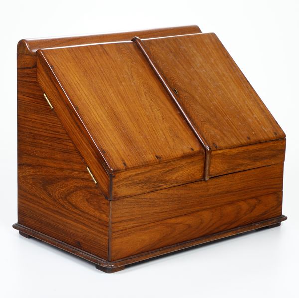 Portalettere in legno lastronato. XX secolo