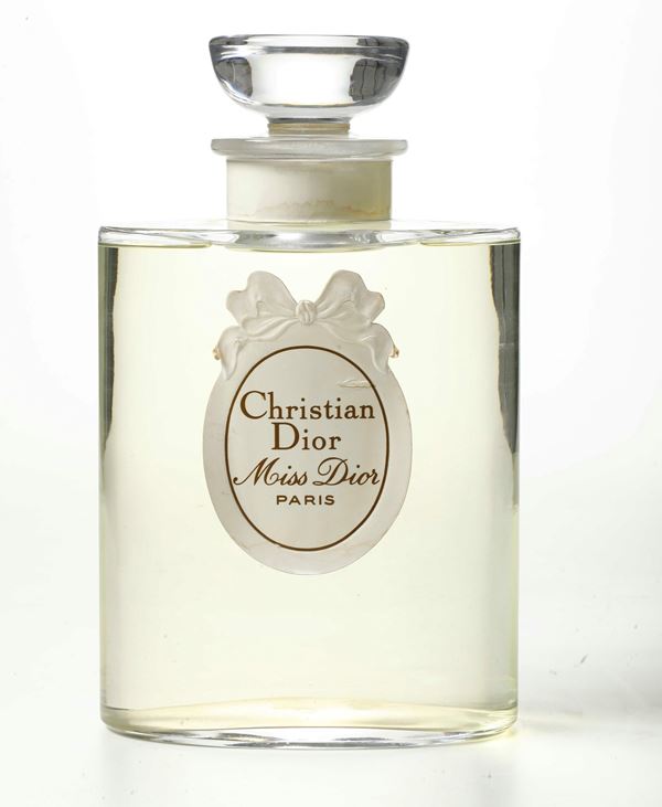 Una grande bottiglia di profumo Cristian Dior