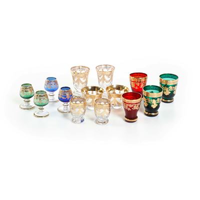 Set di 14 calici in vetro colorato con decorazioni dorate