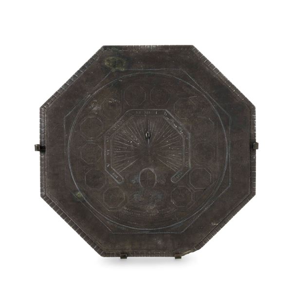 Meridiana ottagonale in ardesia. Firmata Gervaise fecit in Vireux e datata 1748