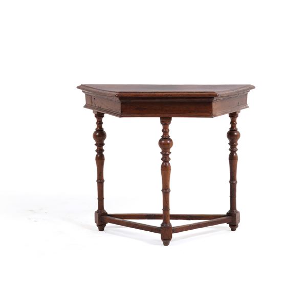 Piccola console in noce intagliato. Italia settentrionale, XVIII secolo