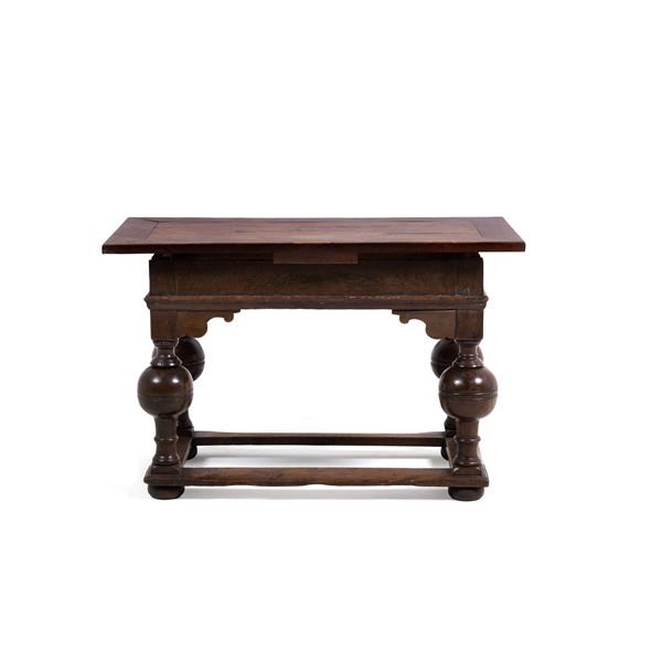 Tavolo in rovere con piano espandibile. Elementi antichi