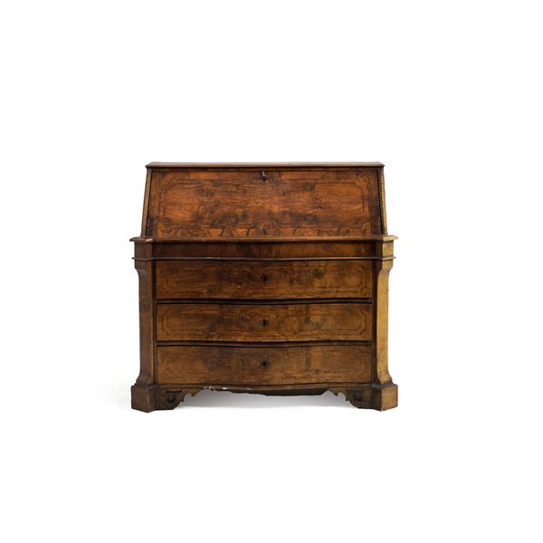 Bureau in noce e radica di noce. Stato Pontificio, XVIII secolo