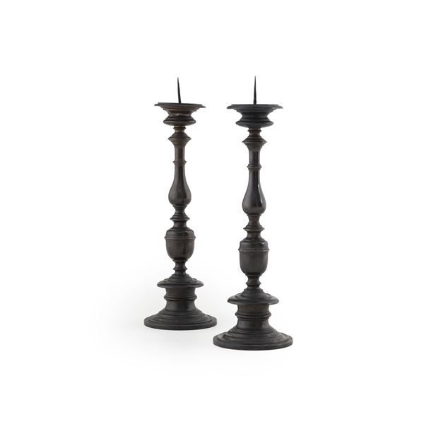 Coppia di candelieri in bronzo patinato. Italia centrale, XVII secolo