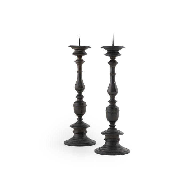 Coppia di candelieri in bronzo patinato. Italia centrale, XVII secolo  - Auction Antiques - Cambi Casa d'Aste