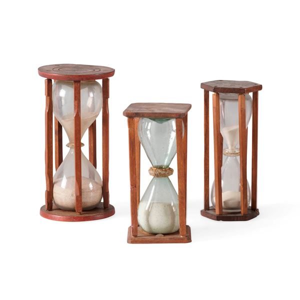 Lotto di tre clessidre in legno e vetro soffiato. XVIII/XIX secolo