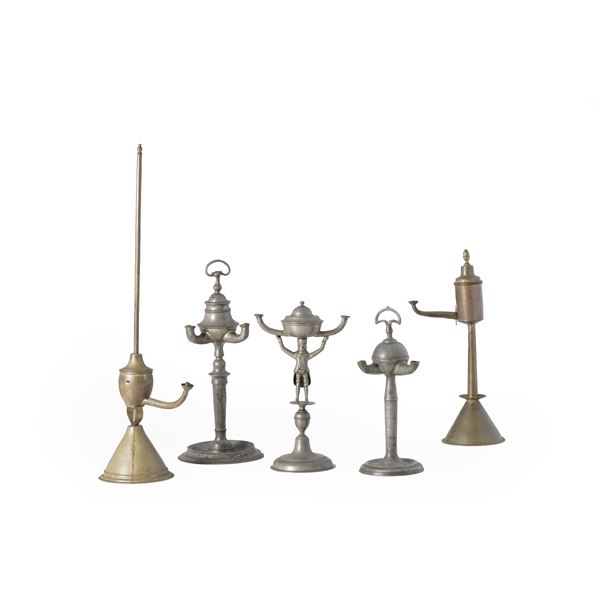 Lotto di sei lucerne da tavolo in peltro e metallo tornito di fogge e misure diverse. Europa settentrionale XVIII e XIX secolo