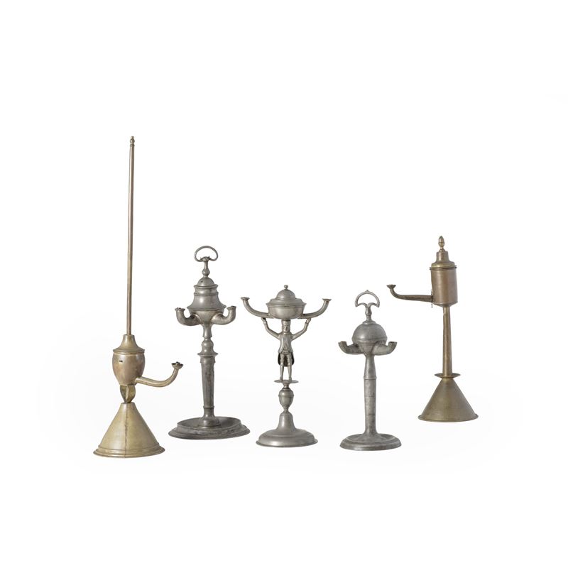 Lotto di sei lucerne da tavolo in peltro e metallo tornito di fogge e misure diverse. Europa settentrionale XVIII e XIX secolo  - Auction Antiques - Cambi Casa d'Aste