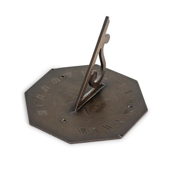 Meridiana ottagonale in metallo patinato. Firmata Lynch Dublino. XVIII/XIX secolo