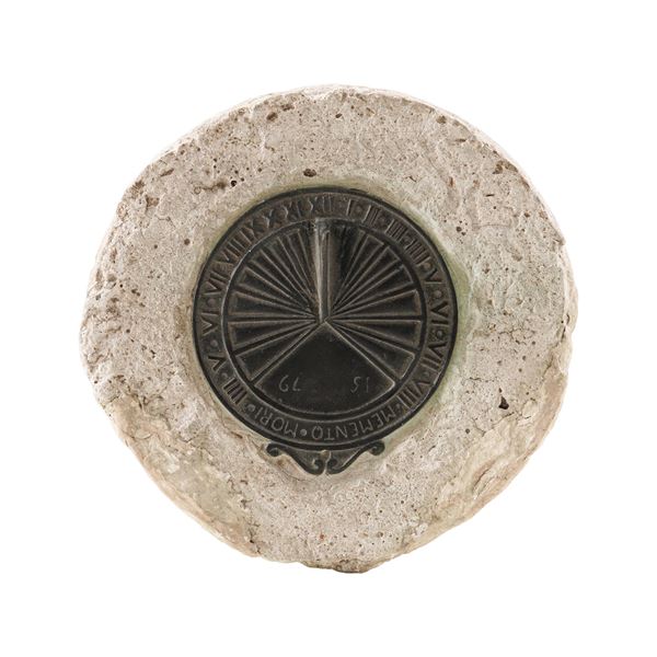 Maridiana in metallo su mezza colonna in travertino. Datata 1579