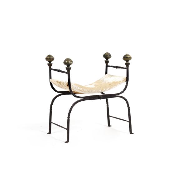 Faldistorio in ferro battuto con pomelli in ottone torniti. Italia centrale, XVI secolo