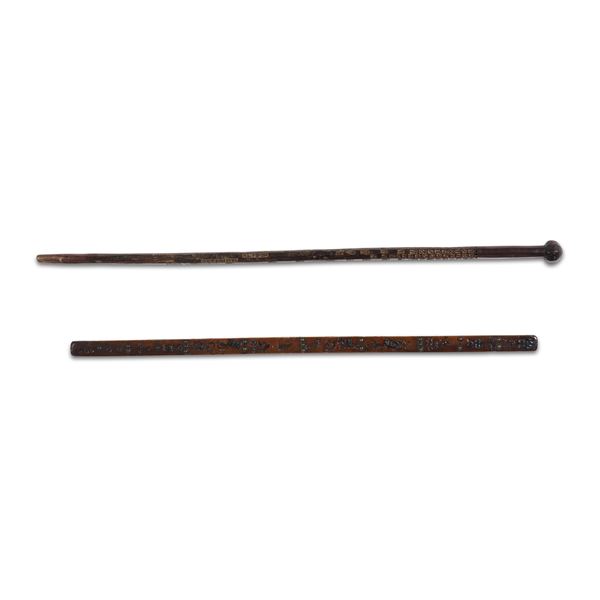 Lotto di due strumenti di misurazioni tra cui un metro in noce e ottone e uno gnomone in legno scurito con incisioni e simboli, XIX secolo