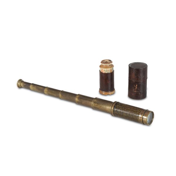 Lotto di due cannocchiali di cui uno in ottone e cuoio, uno entro astuccio in cuoio e corno Venezia, XVIII secolo e Inghilterra, XIX secolo