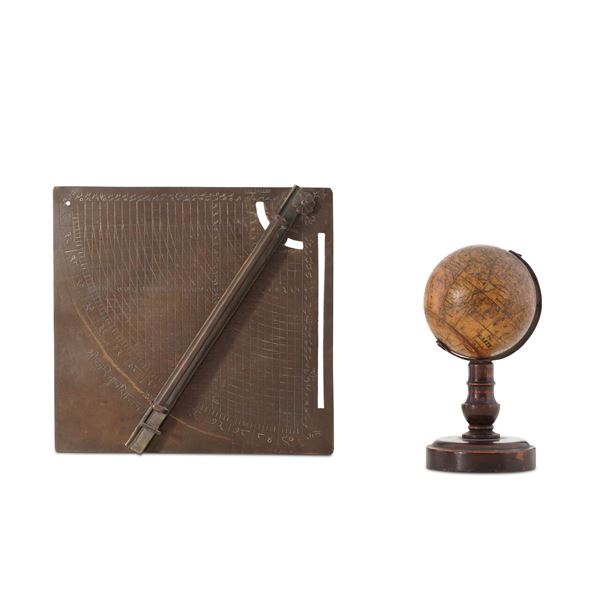 Lotto di un piccolo globo e un sestante in ottone. Medio Oriente e Inghilterra, XIX secolo