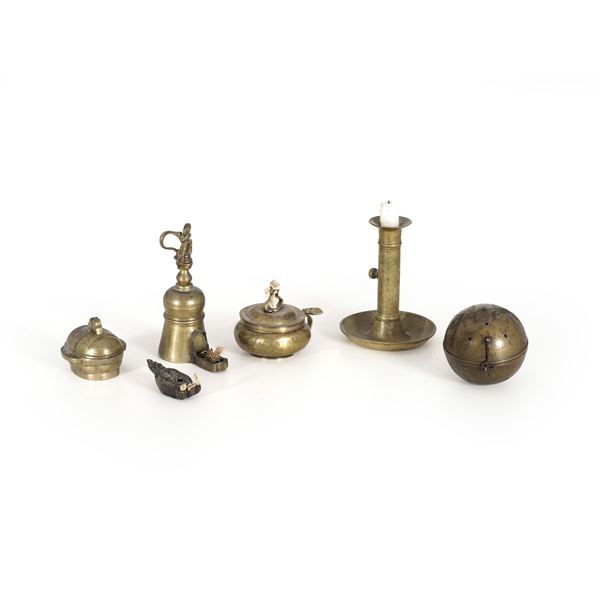 Piccola raccolta di quattro lucerne e due bugie in ottone. XVIII e XIX secolo