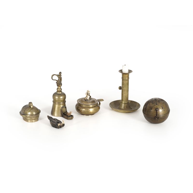 Piccola raccolta di quattro lucerne e due bugie in ottone. XVIII e XIX secolo  - Asta Scultura Antica e del XIX-XX Secolo - Cambi Casa d'Aste